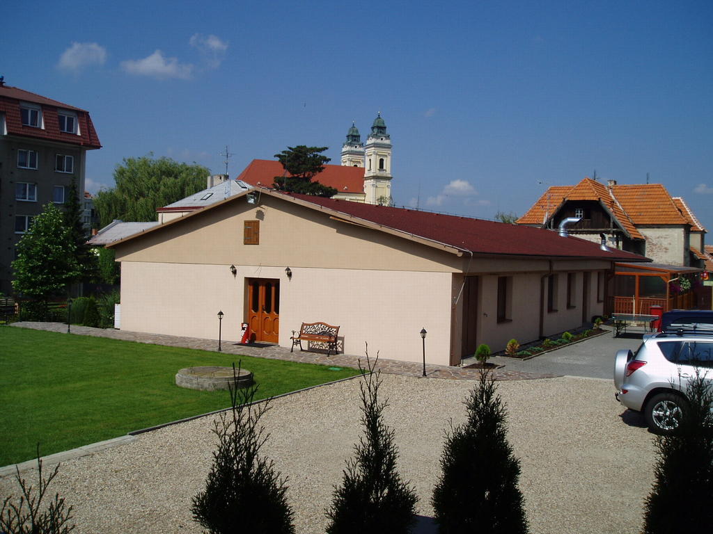 Penzion U Vlku Valtice Exterior photo