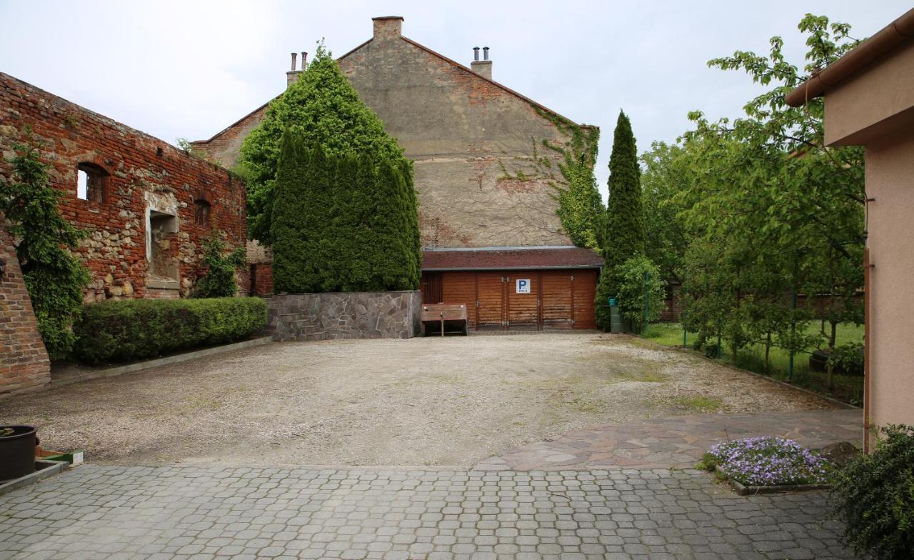 Penzion U Vlku Valtice Exterior photo