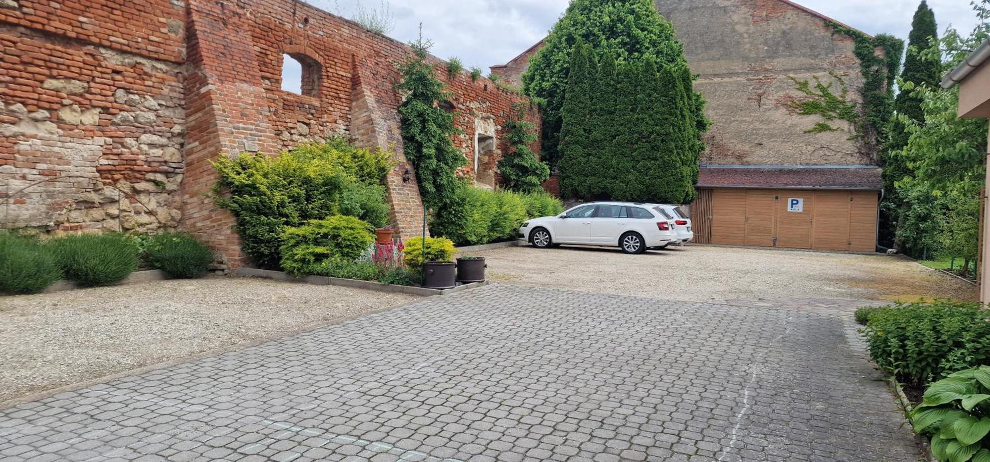 Penzion U Vlku Valtice Exterior photo