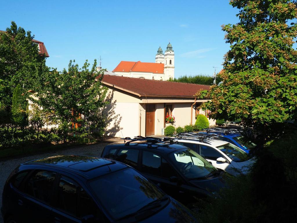 Penzion U Vlku Valtice Exterior photo