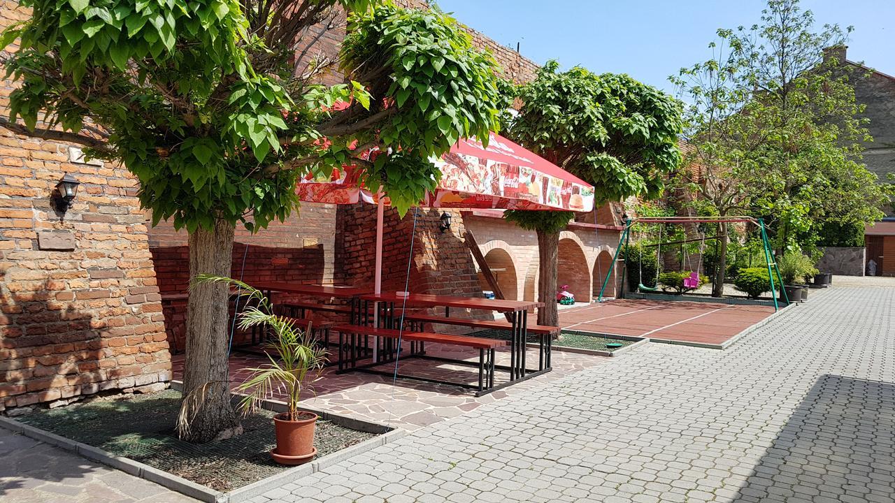 Penzion U Vlku Valtice Exterior photo